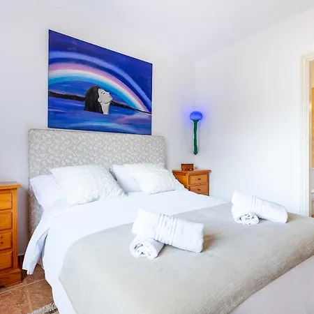 아파트 Cerca De La Playa Y Comodo By *